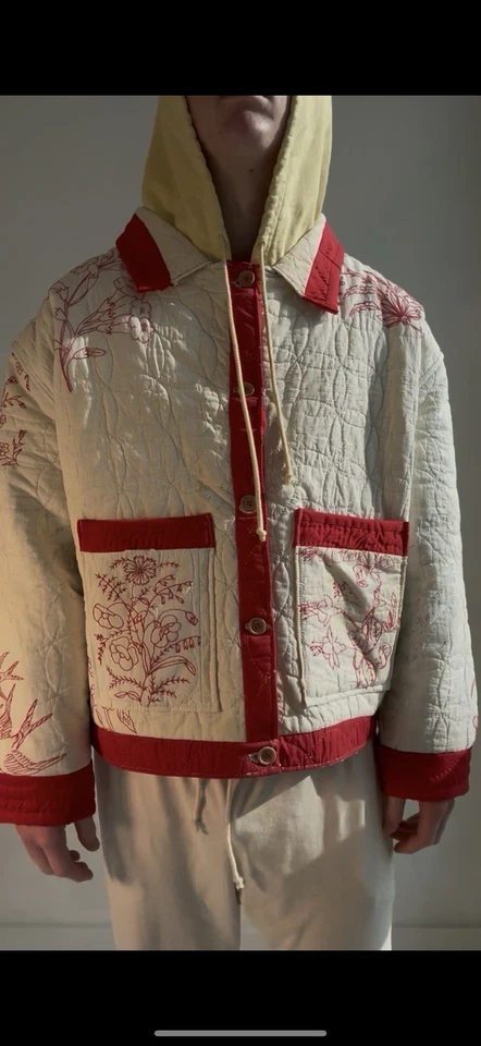 Chaqueta acolchada hecha a mano Redwork con estilo de Bode Foto 3 de 4