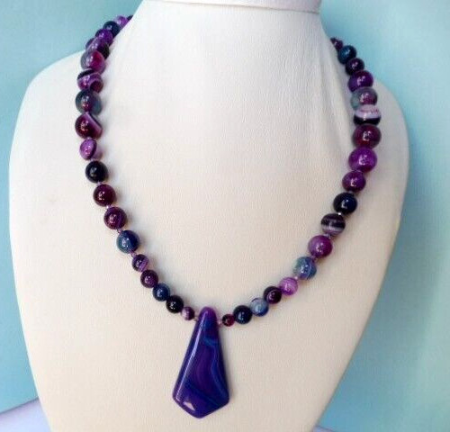 Collier en agates naturelles violettes de 210 cts avec fermoir en argent massif chic