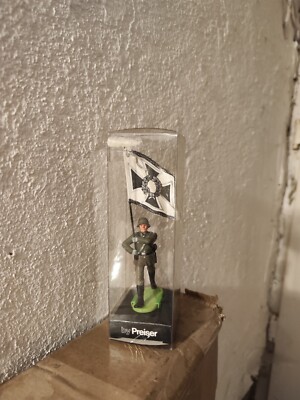 Preiser Elastolin 56052 - Soldat im Marsch mit Regimentsfahne