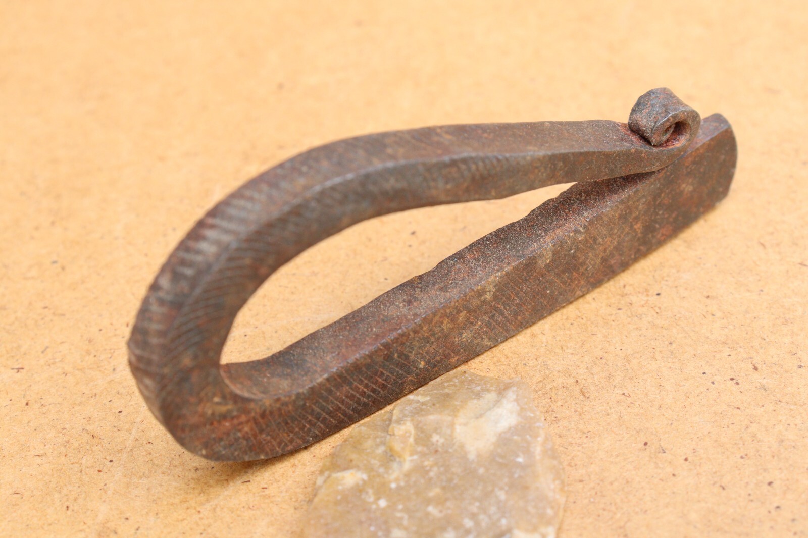 Antigua chimenea de arranque de fuego forjado a mano pedernal golpeador fuego campamento 19