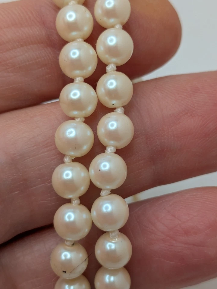 Brazalete vintage de perlas de imitación anudadas individualmente Carolee dos hebras 6 mm 7" Foto 4 de 4