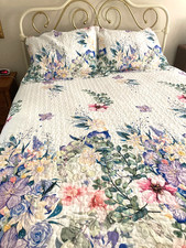 Beautiful Floral Quilted Bedspread and 2 Pillow Shams/ Queen Size/ Excellent