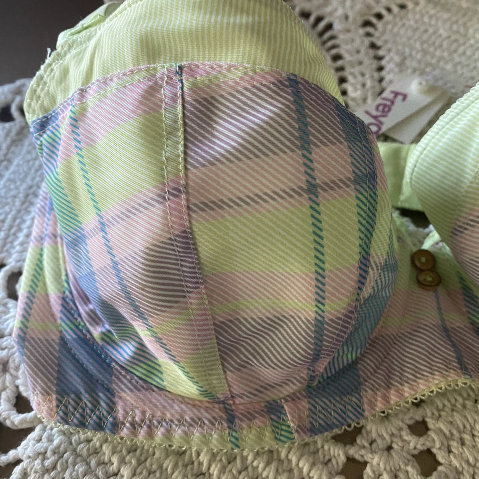 Sujetador Freya acolchado media copa talla 30E color ralladura tiene una pequeña mancha Foto 3 de 4