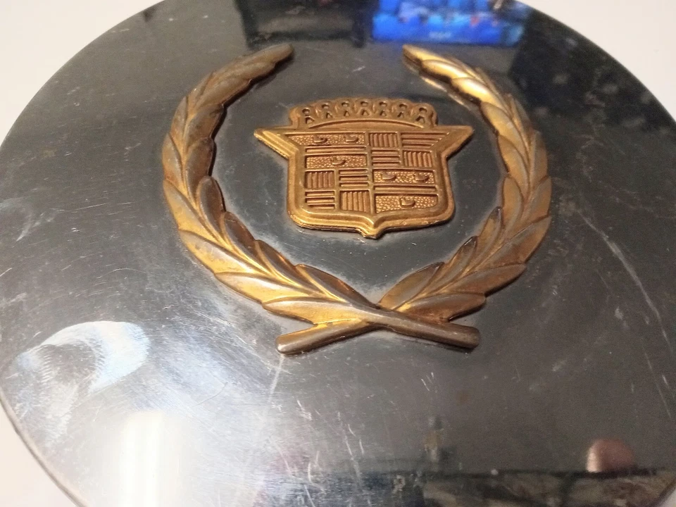 Tapa central de rueda cromada dorada Cadillac Eldorado Deville Seville DTS 2001-2010 Foto 2 de 4