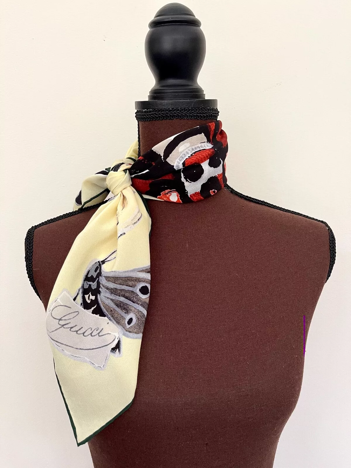 Écharpe multicolore unisexe enveloppe de soie Gucci logo Kris Knight papillon jaune floral