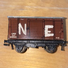 Hornby R6422 LWB Closed weathered Van N.E. LMS 12t brown 00 Gauge
