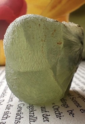 Prehnit / Kap Smaragd mit Epidot Nadeln Edelstein Mineralien Stufe