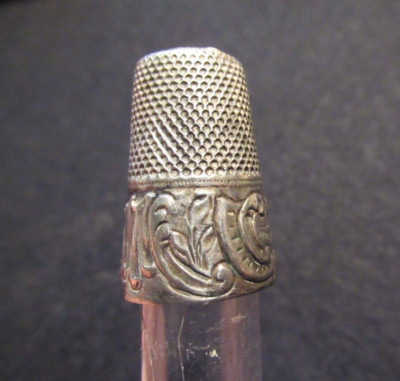 ALTER SILBERNER NÄHWÜRFEL OLD SILVER SEWING THIMBLE ca. 4,7 g