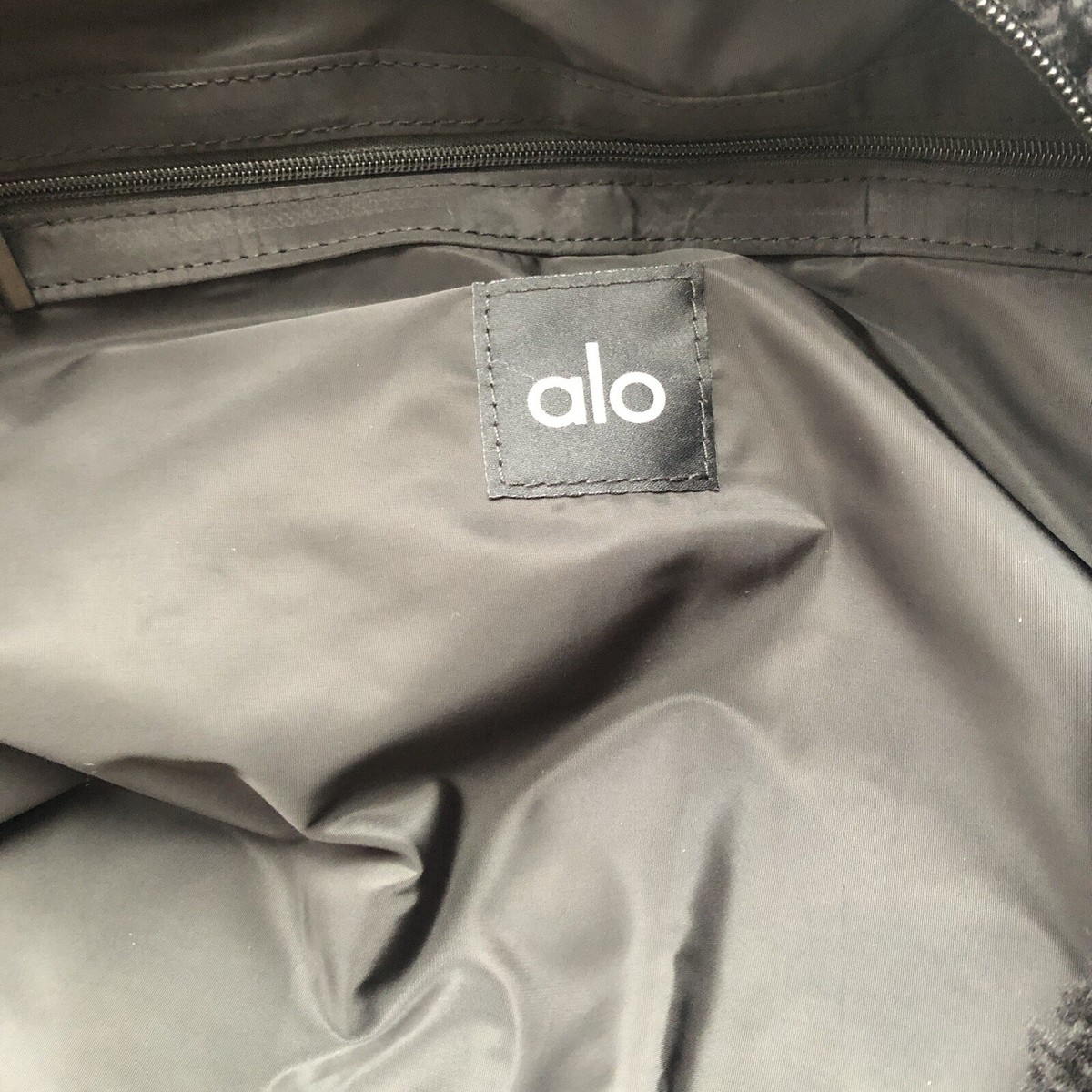 \"Alo Yoga\" シェルパ オム ザ ゴー スリング バッグ Om the Go Om The Go Gym Sling Bag - Espresso | Alo Yoga