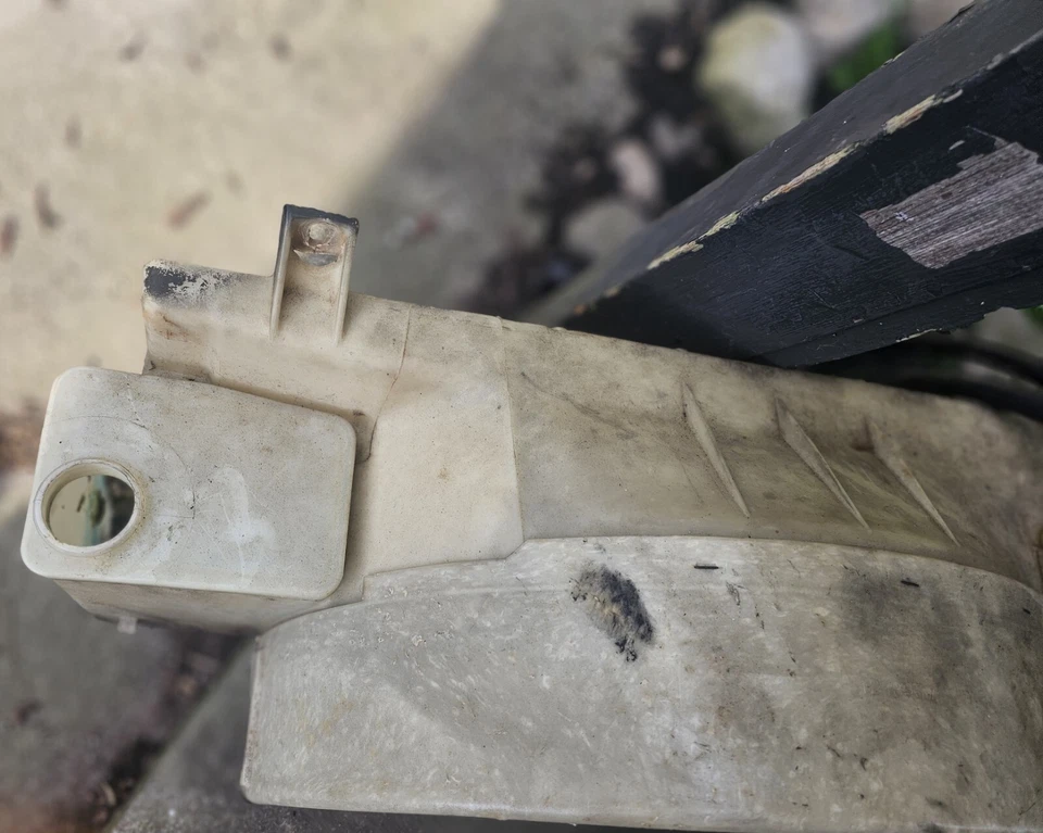 Buick Century 1976 cubierta de ventilador/depósito de refrigerante Foto 4 de 4