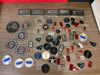 LOT OF VINTAGE 1980'S 1990'S BUICK OLDSMOBILE CHEVY MERCURY EMBLEMS 826