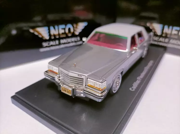 【即日発送】 Neo 1/43 4 1982 Brougham Fleetwood Cadillac model car Resin 乗用車
