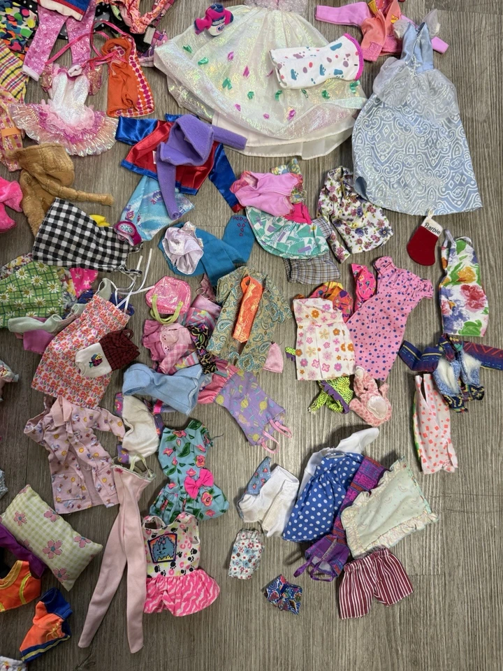 Vintage/Y2K Barbie/doll Clothing & Accessories Lot - Image 3 of 4