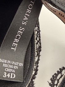 Two Victoria's Secret Very Sexy Lace Push Up Bras 34D Red & Black Underwired