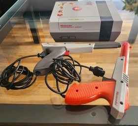 Original Nintendo  1985 NES - 001  (2) Zapper guns (2) gaming joystick (s). 