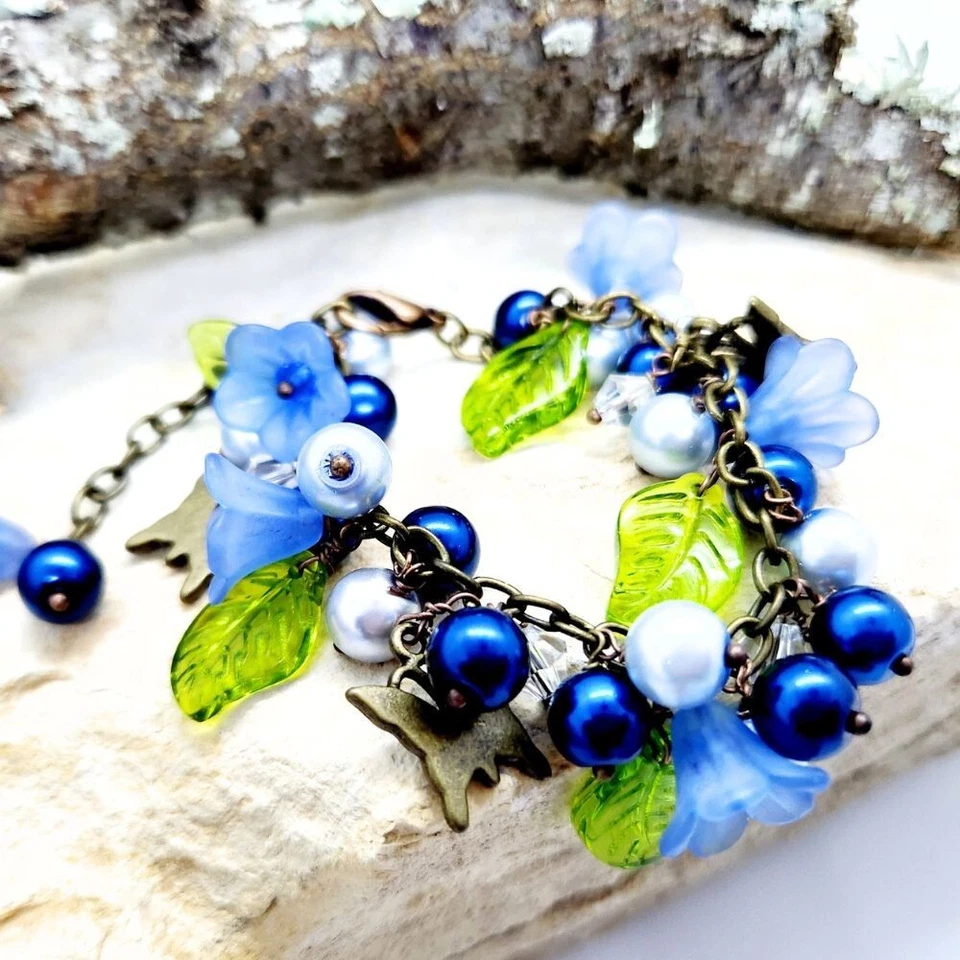 手工小饰品手链蓝色花卉珠、绿叶和青铜蝴蝶小饰品 — 第 2/3 张图片