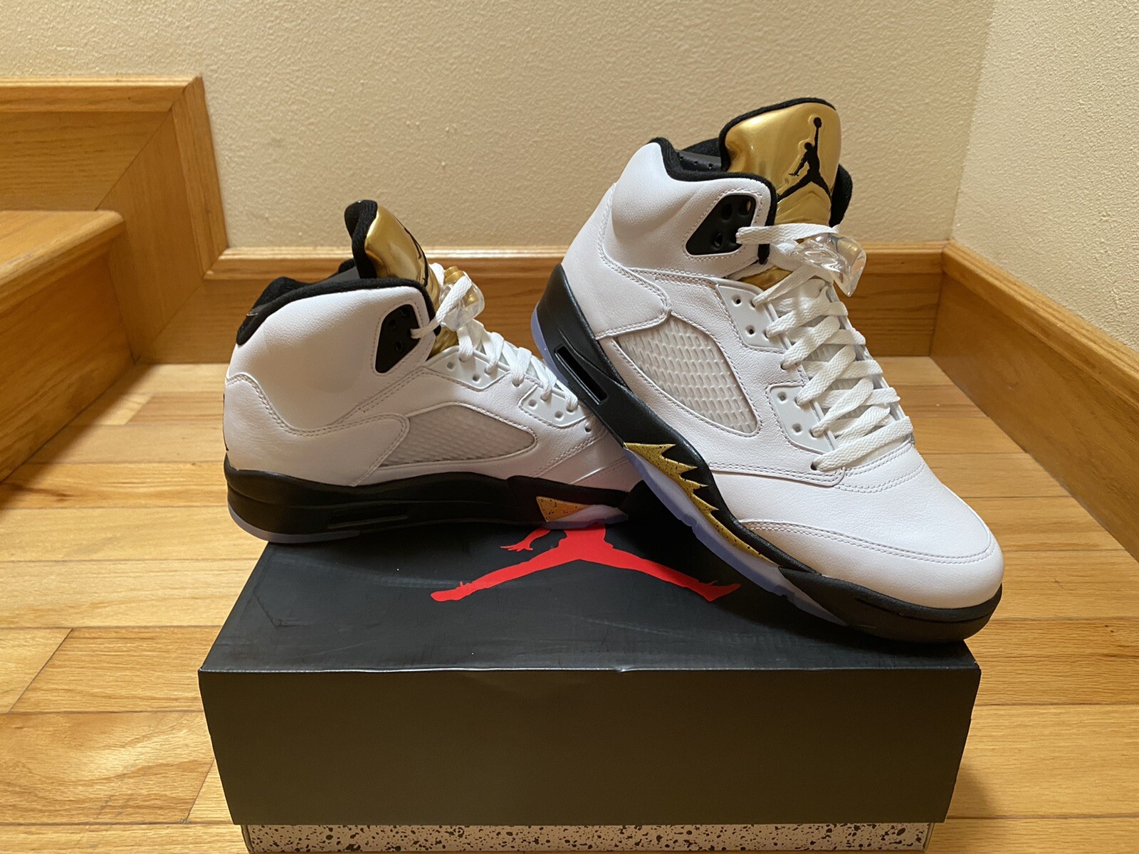 Menu0026#039;s Nike Air Jordan 5 Retro White/Black/Metallic Gold Coin  136027-133 Sz 9.5 | eBay