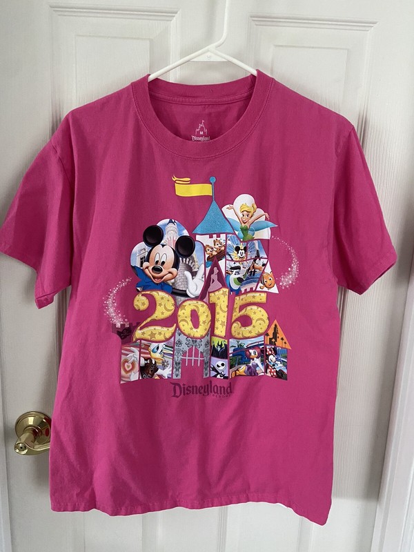 WALT DISNEY WORLD - 2015 DISNEYLAND PINK T-SHIRT  -BY HANES -- SIZE : MEDIUM