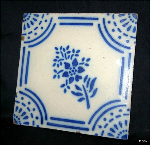 ANCIEN CARREAU DE FAÏENCE
