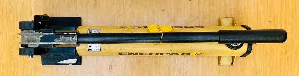 Enerpac P392 Two-Speed Hydraulic Hand Pump 700 Bar/10,000 PSI #8 - Image 3 of 4