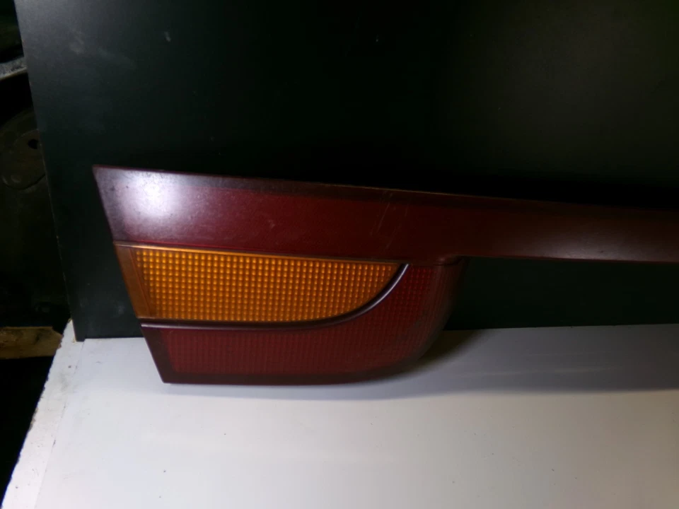 Lente del panel de luz trasera central 16525846 2002 Saturn S sedán SL1 SL2 Foto 2 de 4