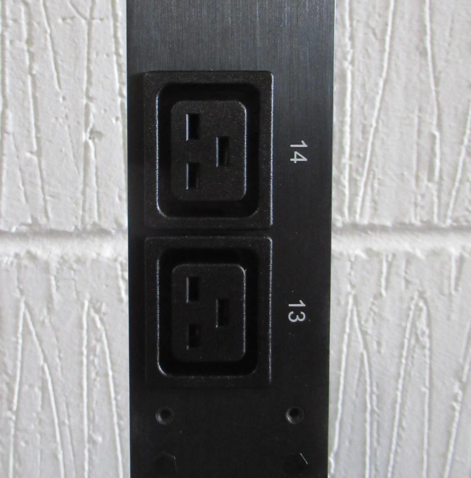 New Tripp Lite PDUMNV20HVLX 3.7kW 20x C13 4x C19 Outlets Single Phase ZeroU PDU - Image 4 of 4