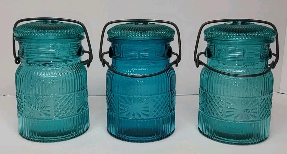 Avon - Frascos de vidro aquático turquesa vintage da década de 1970 com tampa de dobradiça de metal conjunto de 3 em excelente estado usado - Imagem 3 de 4