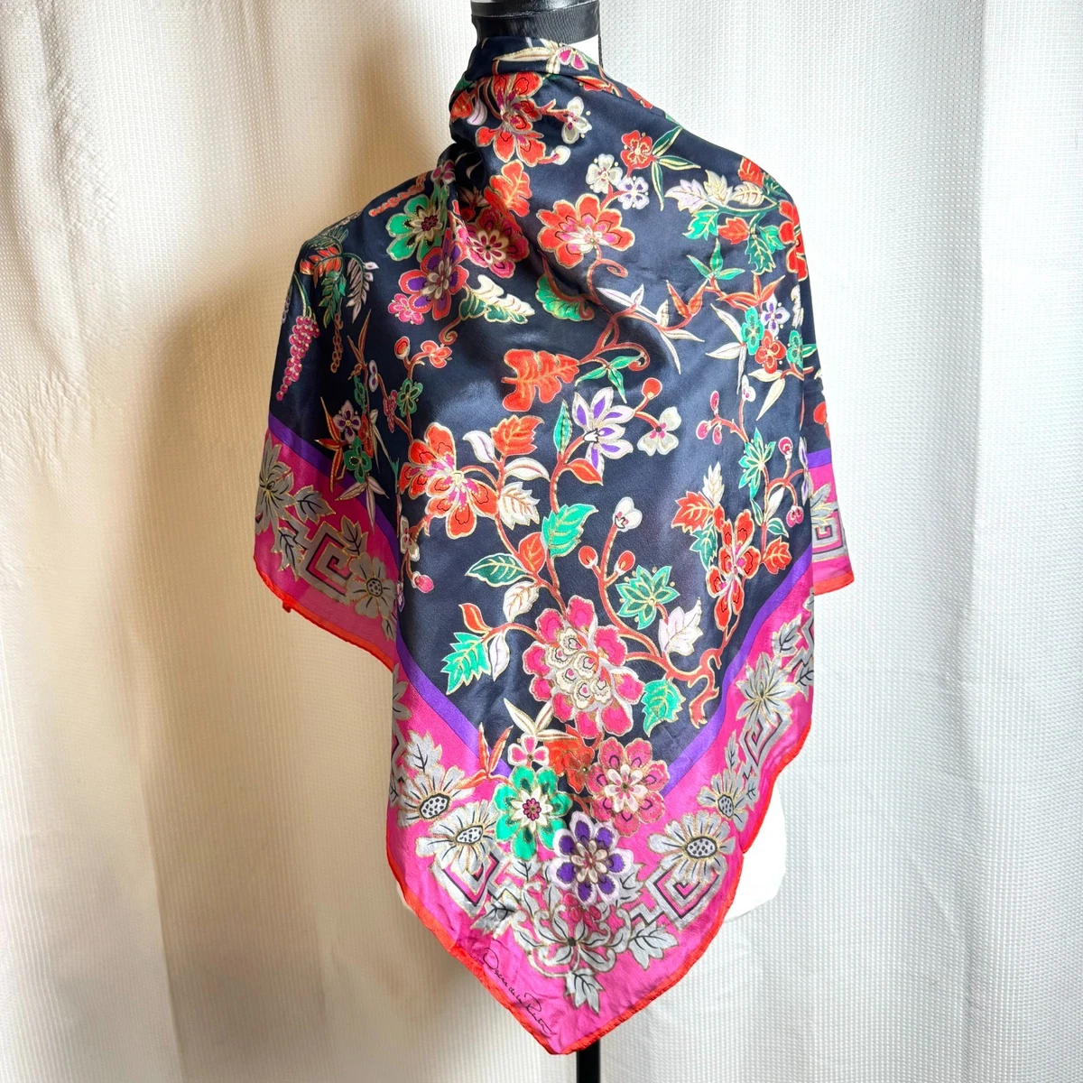 Foulard En Soie OSCAR DE LA RENTA Vintage – Dimensions 75x79 Cm, Couleur Marron – Occasion
