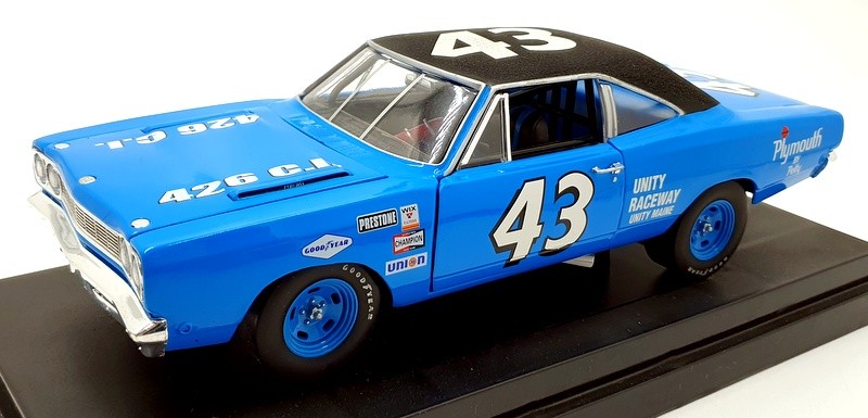Ertl 1/18 Scale Diecast 29639P - 1968 Plymouth Road Runner #43