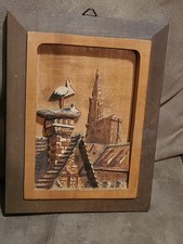 Tableau con cornice legno rilievo villaggio europeo cicogna