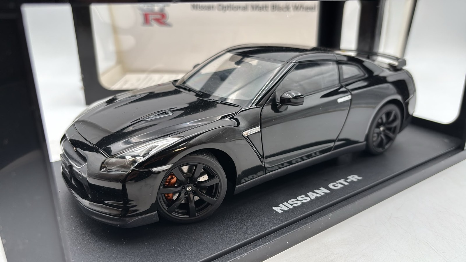 AA77394 Autoart Nissan GT-R (R35) 1/18 scatola usurata