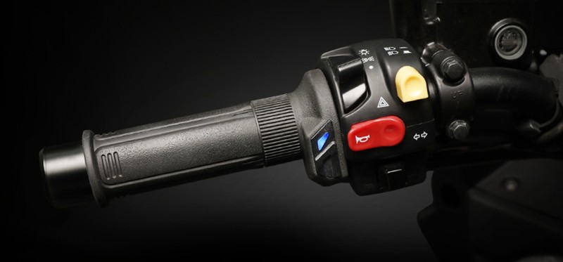 Poignée chauffante KOSO Premium idéale pour le commuting urbain et routier