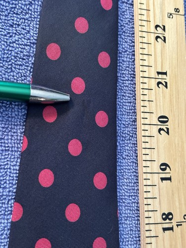 Neu ohne Etikett Polo Ralph Lauren Seidenkrawatte marineblau mit bedruckten roten Tupfen 3,75" B x 57" L USA - Bild 10 von 10
