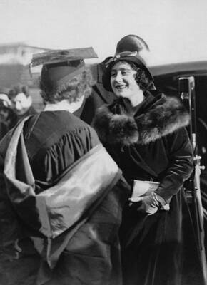 The Duchess York is greeted upon arrival Crosby Hall Glasgow Unive- 1933 Photo