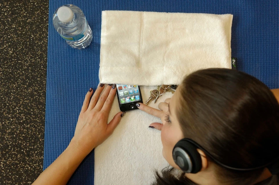 Toalla Deportiva con Bolsillos - Gimnasio Entrenamiento Yoga, para Llaves, Teléfono, Escuchar Bluetooth Foto 2 de 4