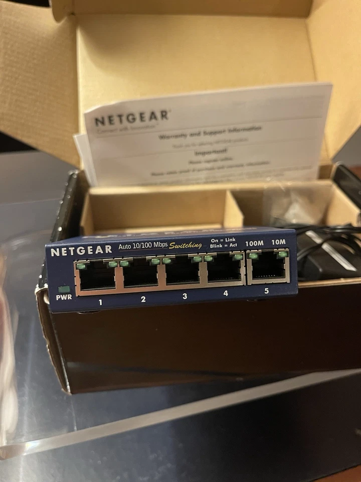 Настольный коммутатор NETGEAR ProSafe 5 портов 10/100 Fast Ethernet, FS105v2, новая открытая коробка - Изображение 3 из 4