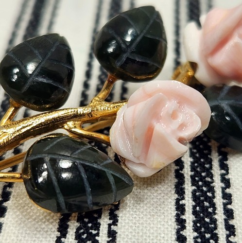 Vtg. Brooch Pin, "Pink Roses" Coral, Jade & 12K Gold F. - IPS (c. 1941‐1977) - Picture 4 of 14