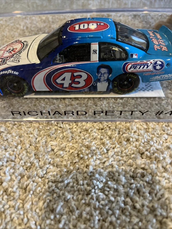 Firmado Richard Petty Yogi Berra Yankees 100 Aniversario 2003 1:24 con Estuche Foto 2 de 4