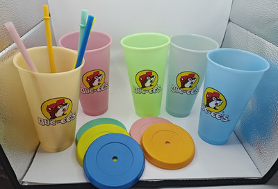 Lot Of 5 Buc-ee s Bucees 25 Oz Plastic Tumbler with Lids, Straws Great Condition
