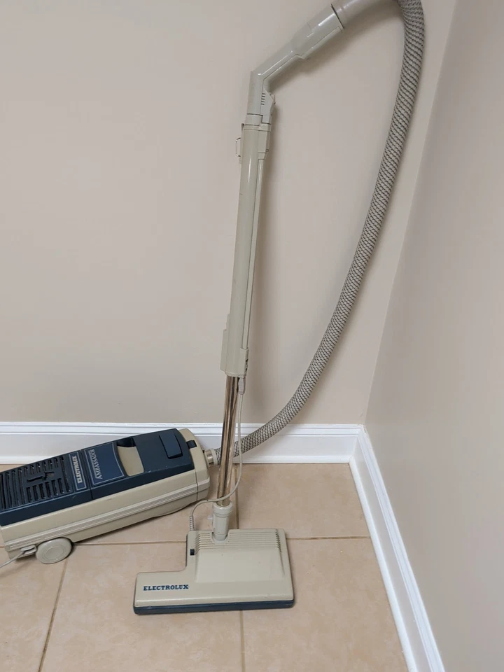 Clean Aerus Electrolux Ambassador vacuum , very powerfull No pets! No smoke! - Image 4 of 4