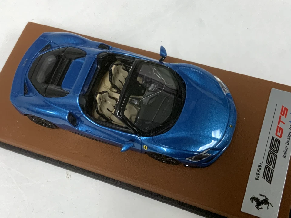1/43 Looksmart Ferrari 296 GTS en azul Corsa sobre base de cuero LS538A Foto 2 de 4