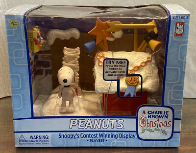 Peanuts: A Charlie Brown Christmas ~ Snoopy's Contest Winning Display Playset
