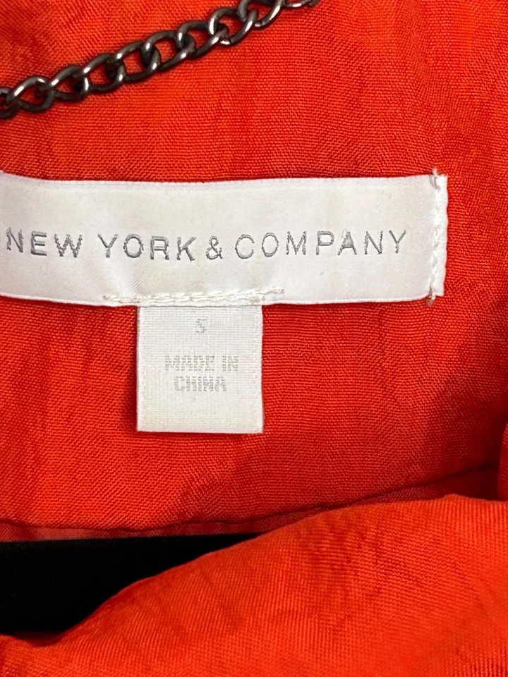 Gabardina para mujer New York & Company cintura ceñida cremallera frontal con capucha abrigo de lluvia pequeño Foto 3 de 4