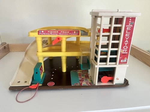 Vtg Fisher Price ACTION GARAGE Car Parking Ramp Service Gas Center 930 Vintage