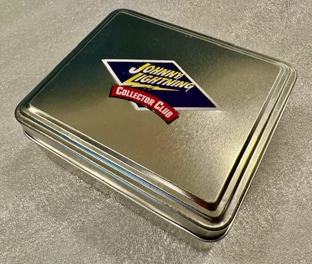 Studebaker Hawk 1957 - Collectors Club Tin + Pin - Johnny Lightning 1:64 Box Set - Image 3 of 3