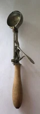 Vintage Gilchrist's No. 31 Ice Cream Scoop Scooper / Wood Handle Utensil size 24