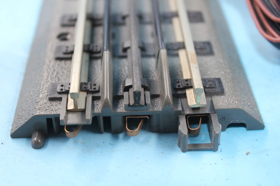 MTH O GAUGE SOLID BRASS UNCOUPLER UNLOADER SECTION WITH CONTROL - Image 3 of 3