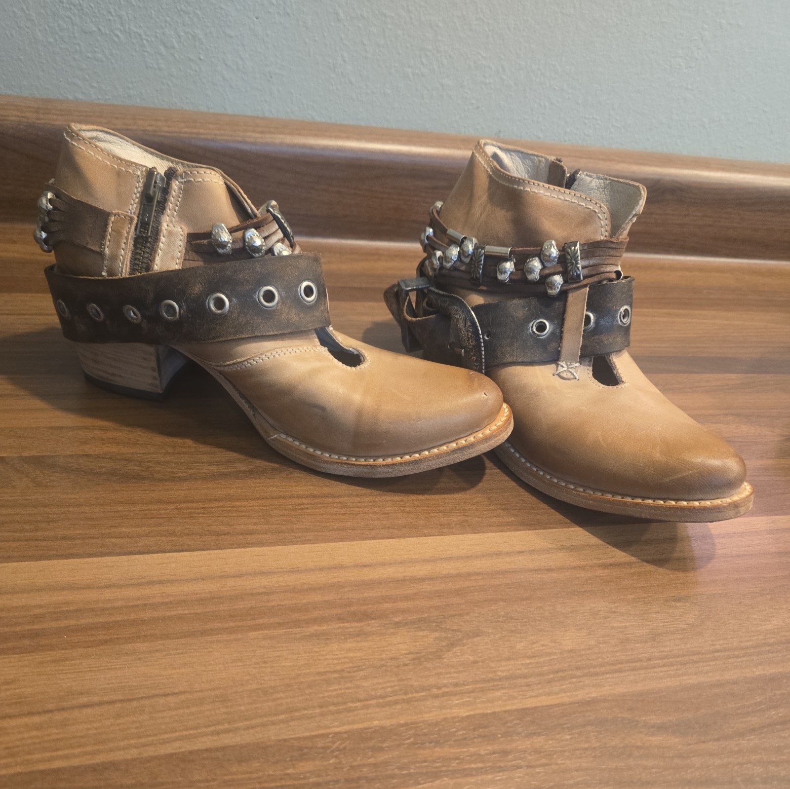Freebird by Steven BAXTER Distressed Leather Ankle Bootie beige/ brown Buckle