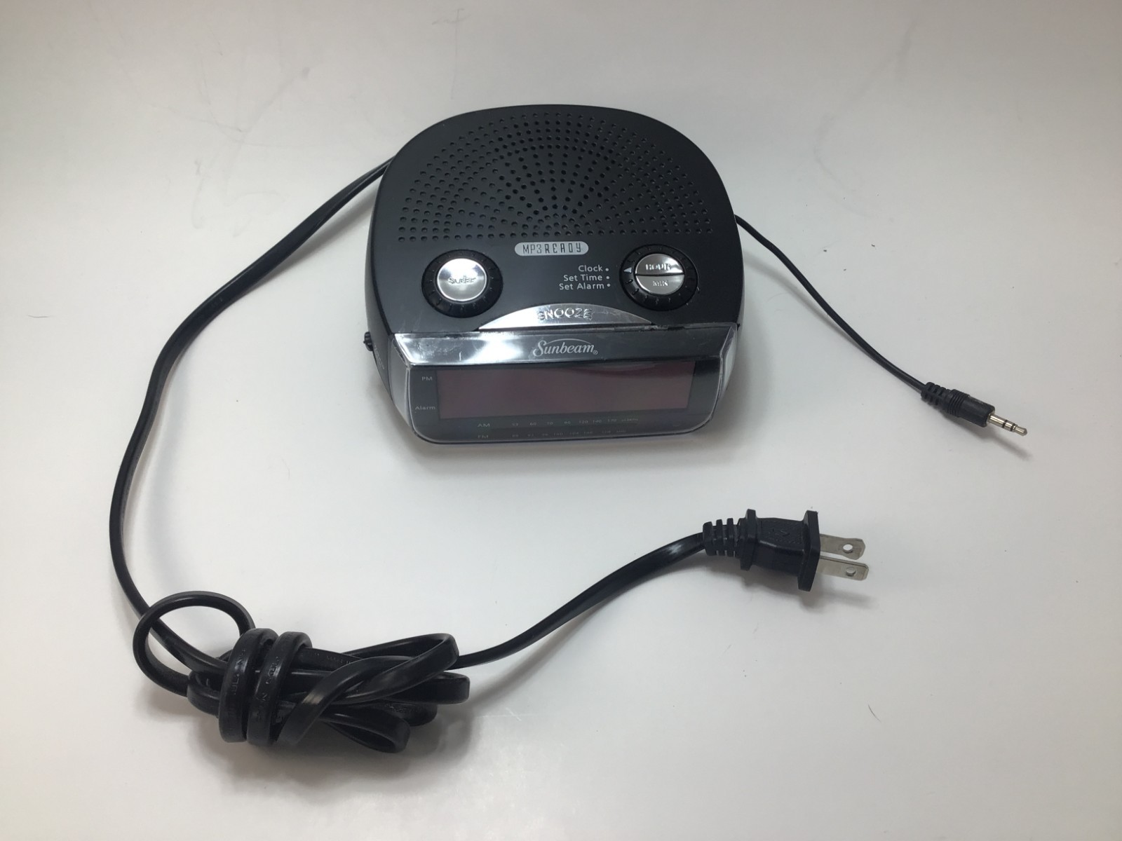 Sunbeam 89019 AM/FM Clock Radio Alarm with MP3/AUX Input