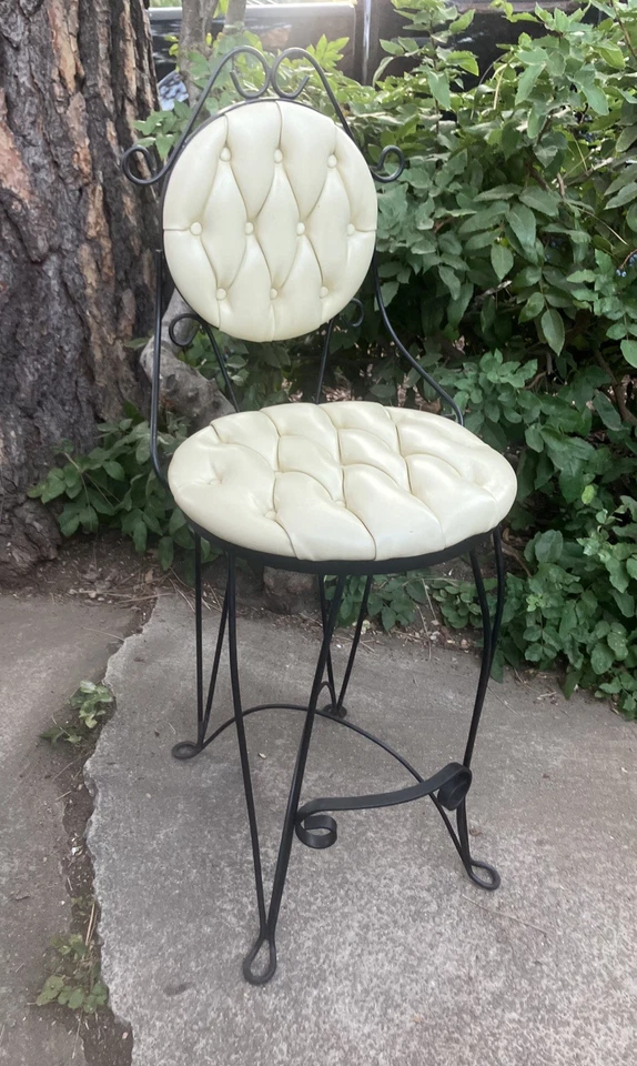 Silla tocador de hierro forjado Teena salón/tocador de vinilo acolchado Hollywood Regency Foto 3 de 4